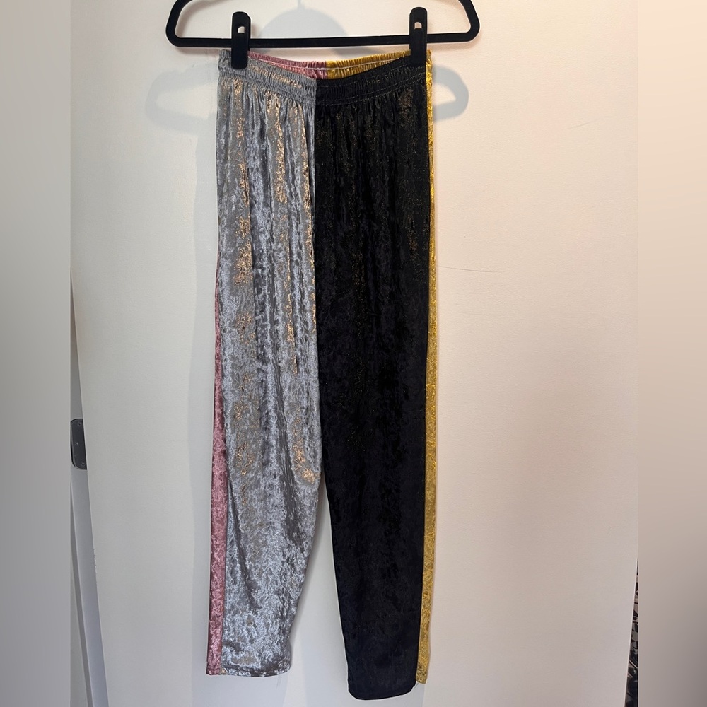 Fun multi tone elastic pants!
Size small